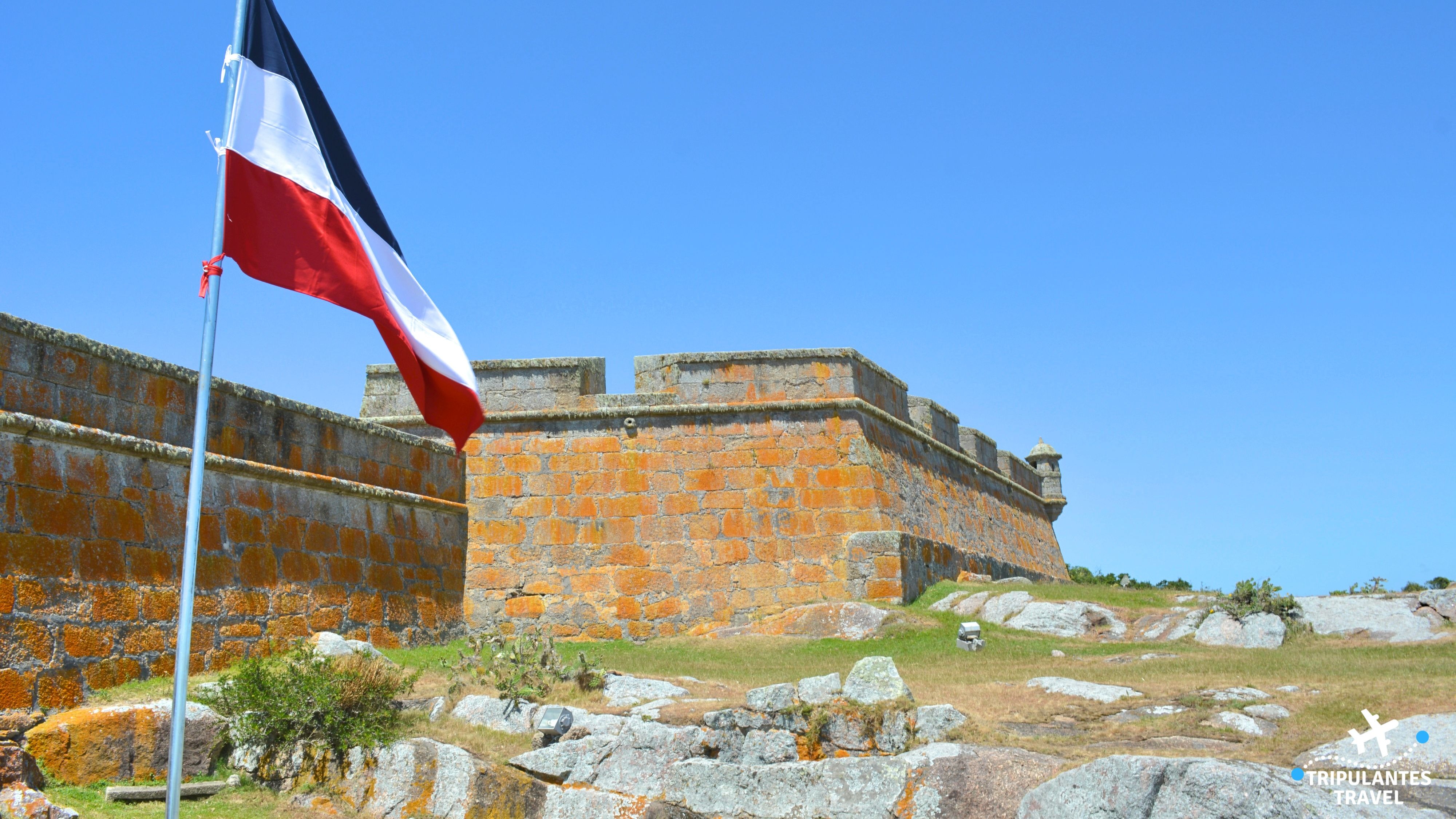 Fortaleza seus muros amarelados