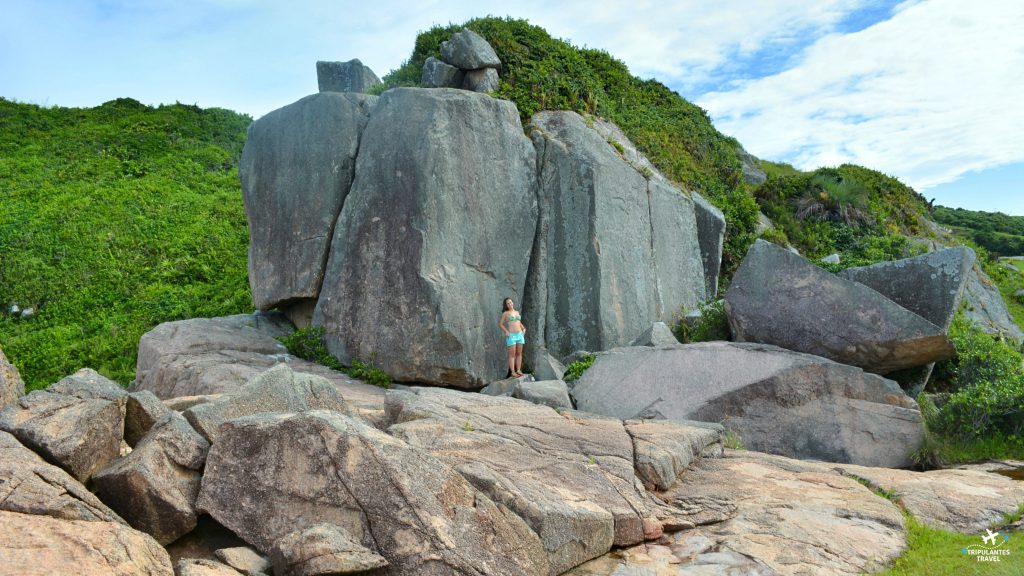 As pedras enormes do Canto sul da Praia do Rosa
