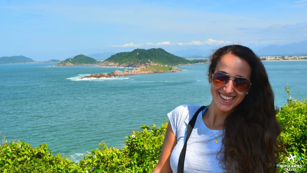 Praia de Naufragados no sul de Florianópolis - Vista para a ilhota de Araçatuba