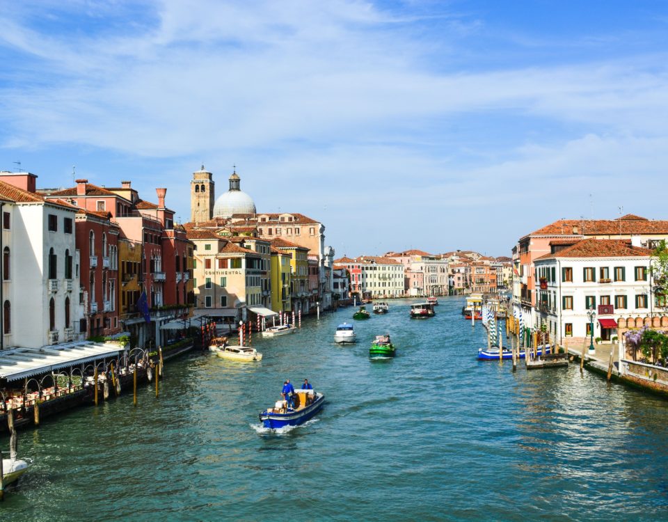 Um dos lugares fantásticos que conhecemos e optamos por fazer os passeios as ilhas adjacentes de Murano e Burano.