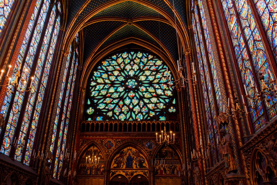 Saint Chapelle é uma igrejas em Paris além de Notre-Dame para se visitar