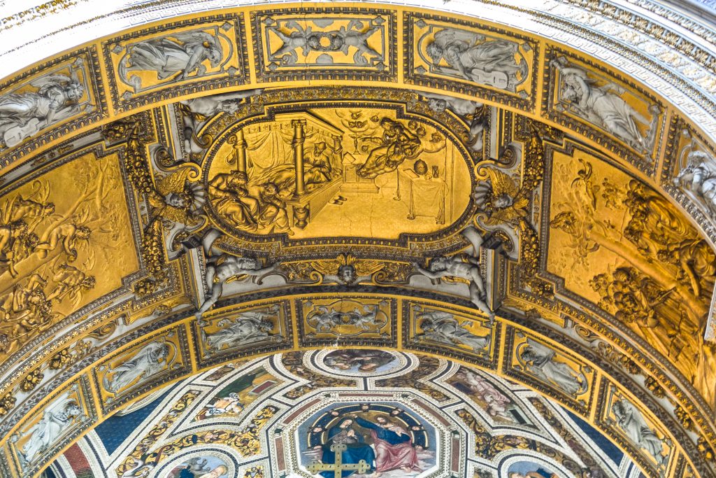 Igrejas imperdíveis para se visitar em Roma: Interior da Igreja de Santa Maria del Popolo