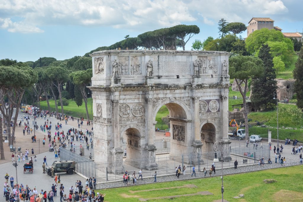 Arco Constantino junto ao Coliseu