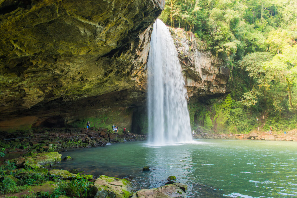 Beleza da queda de 33 metros da cachoeira, emoldurada pelo paredão de pedras e o verde