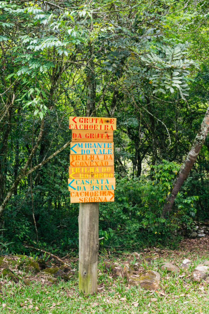 Placas das atrações em Grutão Ecoparque em Caxias do Sul