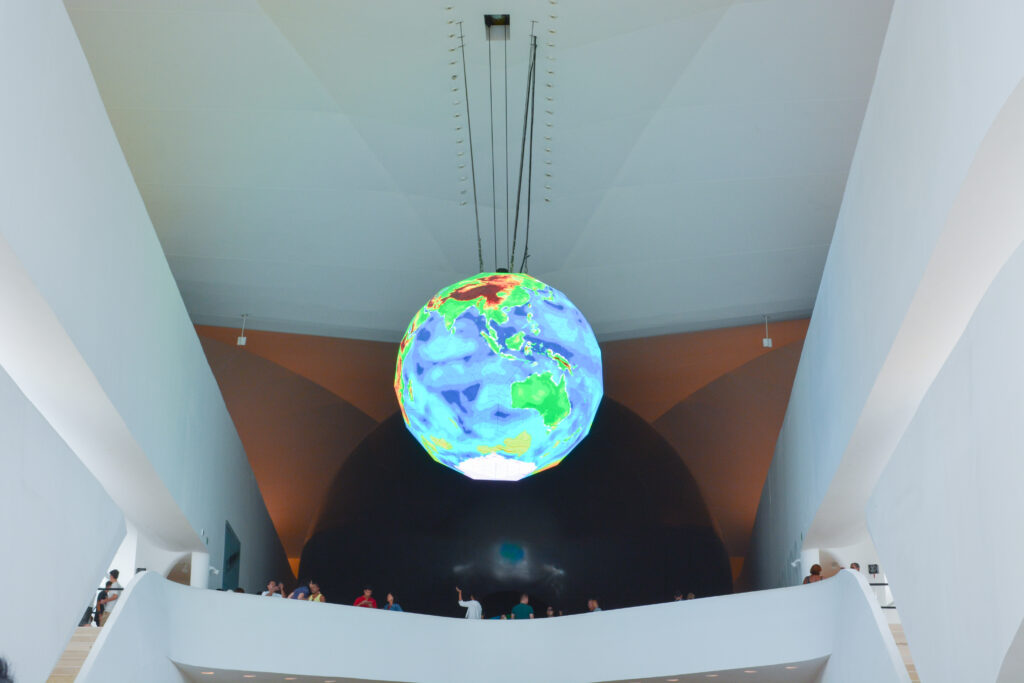 Museu do Amanhã no Rio de Janeiro e seu interior com o globo da terra 