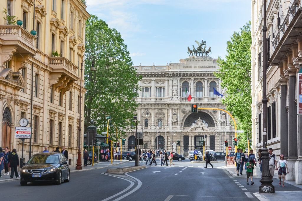 Uma das muitas ruas lindas em Roma na primavera