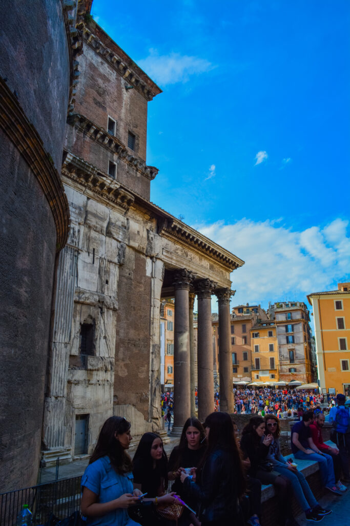 Vista lateral do Panteão, um bom lugar para tomar um gelatto